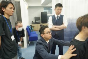 2025年5月のシオカワスクールセミナーにて、受講生を見守る前田一真先生